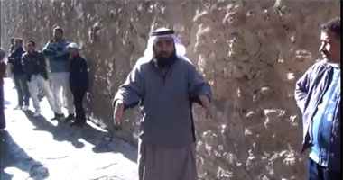 بالفيديو.. داعية خليجى يخترق أشهر أوكار الدعارة فى تونس.. حوار ممتزج بالدموع عن الهداية والحساب.. العاهرات: أثرياء الخليج يتغافلون عن فقراء الأمة ولم نجد من ينقذنا.. والشيخ: زانية أبكتنى