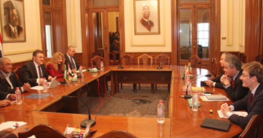 سفير إيطاليا يزور حزب الوفد ويؤكد اهتمام بلاده بدعم الديمقراطية فى مصر