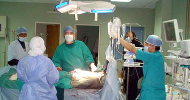 الجراح العالمى "باتريك روشا" يجرى أول عملية قلب مفتوحة بمستشفى جامعة قنا