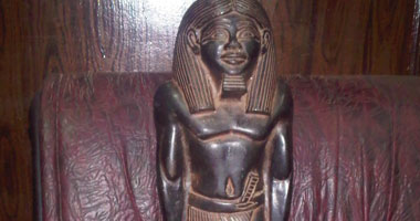 التحقيق مع 3 أشخاص ضبط بحوزتهم تمثالا أثريا فى مصر القديمة