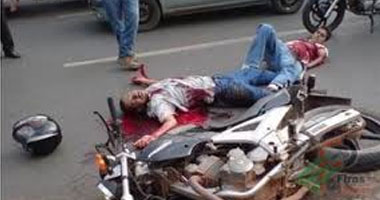 إصابة شابين فى انقلاب دراجتهما النارية على الطريق بكوم أمبو