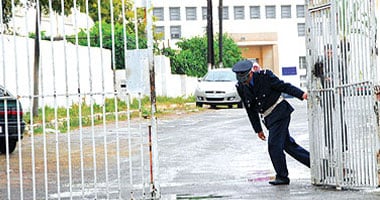 عاملة بسجن نيويورك تقر بذنبها فى مساعدتها سجينين مدانين على الهرب