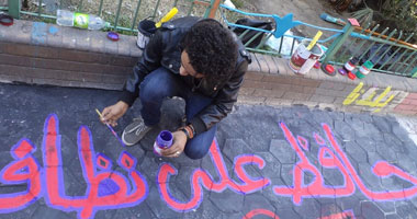 بالصور.. شباب يرسمون أحلام الثورة على أرصفة الشوارع 