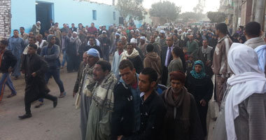 بعد تشييع جنازة عمرو سعد شهيد الاتحادية ببنى سويف.. عم الضحية: "حسبى الله ونعم الوكيل فى الناس اللى شايلة سلاح.. وشباب بيموت بلا ذنب".. أحد الجيران: مرسى وجبهة الإنقاذ مسئولان عن مقتل المتظاهرين