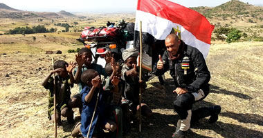 بالصور.. الرحالة عمر منصور ينهى رحلة رسائل السلام والحب 