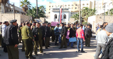 استمرار احتجاجات الشرطة فى 4 محافظات.. أفراد بالبحيرة يحتجزون مدير الأمن بمبنى القوات بدمنهور للمطالبة بالحد الأدنى.. واستمرار وقفات الأمناء بمديريتى الإسكندرية والوادى الجديد.. وتعليق إضراب الشرقية