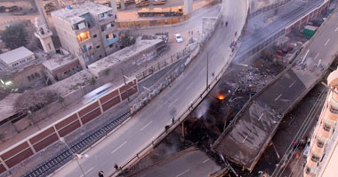 فى المعاينة الثانية لآثار انهيار كوبرى عزبة النخل.. النيابة: الحادث سببه انفجار أنبوبتى غاز بسبب ماس كهربائى.. التقرير كشف وجود تشققات بجسم الكوبرى ساعدت على انهياره.. ويشير لاحتمال وقوع ناحيته الأخرى