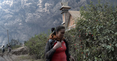 بركان اندونيسى يطلق من جديد سحب الرماد البركانى والدخان
