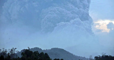 ثوران بركان فى "تونجا" يرغم طائرة نيوزيلندية على العودة