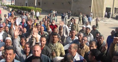 اعتصام مفتوح لعمال مصنع "حديد عز" لعدم صرف الأرباح السنوية كاملة