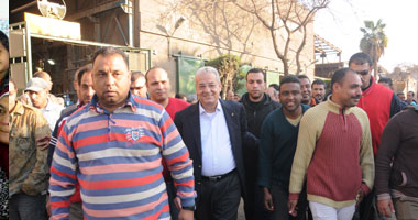 بالصور.. رئيس المقاولون العرب يتفقد ورش شبرا ويلتقى العمال المضربين