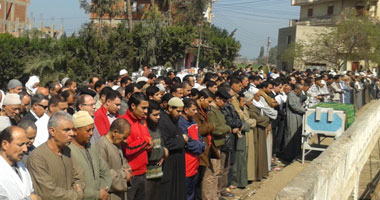 بالفيديو والصور.. الآلاف يؤدون صلاة الجنازة على والدة أحمد المسلمانى