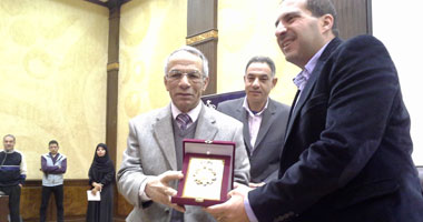 محافظ شمال سيناء يمنح درع المحافظة للداعية عمرو خالد