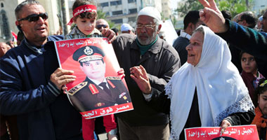متظاهرو القائد إبراهيم يهتفون: "انزل يا سيسى أنت رئيسى"