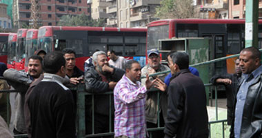 أحد عمال النقل المعتصمين بالجيزة: لا نهدف للإضرار بمصلحة المواطنين 