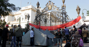 سائقو المنوفية يتظاهرون أمام مقر الحكومة لإنقاذهم من إتاوات البلطجية