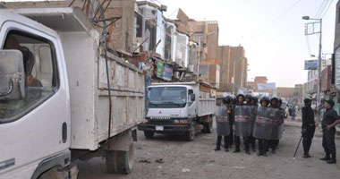 مناوشات بين الأمن والباعة أثناء إزالة الإشغالات فى إسنا بالأقصر