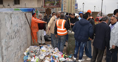 شرطة المرافق تلقى القبض على اثنين من نابشى القمامة بالإسكندرية 