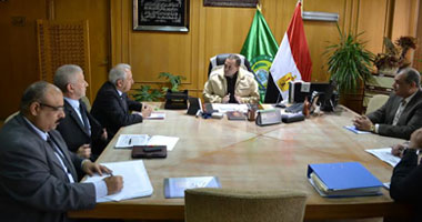 بالصور.. محافظ الإسماعيلية يبحث رفع التعديات على حرم السكك الحديدية 