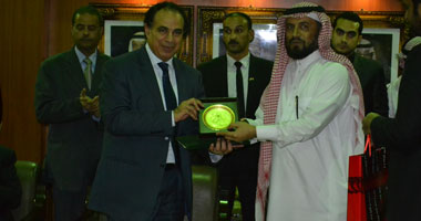 الوهيبى يكرم أحمد مجاهد بجناح المملكة العربية السعودية