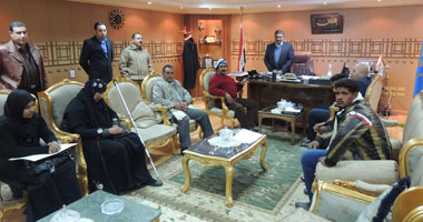 مدير أمن قنا يستقبل أسر شهداء الشرطة ويؤكد تلبية مطالبهم