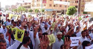 سلسلة بشرية إخوانية أمام قرية "مرسى" تنديدا بحبس قياداتهم