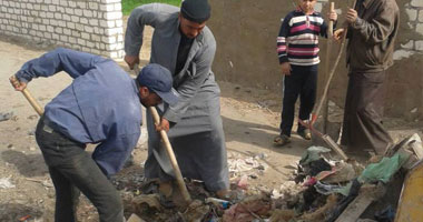رئيس مدينة المحلة يتابع أعمال نقل القمامة من محطة التجميع لمدفن السادات