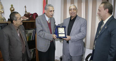 الشاعر سعد عبد الرحمن  يكرم الصحفى فتحى متولى