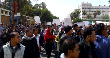 انطلاق مسيرة طلابية من أمام مبنى إدارة جامعة الإسكندرية