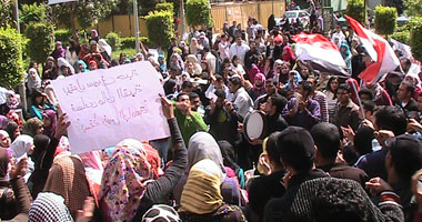 طلاب "إعلام مفتوح القاهرة" ينهون تظاهرهم ويعلنون الاعتصام غداً