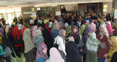 اعتصام طلاب طب شبين الكوم للمطالبة بإقالة العميد 
