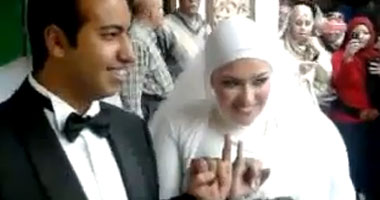 بالفيديو.. عريس وعروسة يحتفلان بزفافهما بلجنة استفتاء