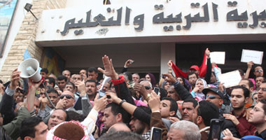 معلمو سيناء يتظاهرون للمطالبة برفع "البدلات"