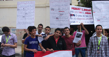 وقفة احتجاجية لطلاب الدبلومة الأمريكية أمام التعليم