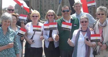 فوج سياحى يتجول بـ "ميدان التحرير"