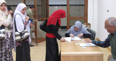 طلاب الآداب يشاركون فى انتخابات "الاتحاد"