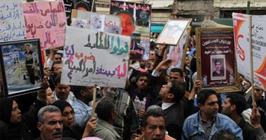 مظاهرة لأهالى شهداء الإسكندرية على سلالم النائب العام
