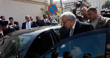 بالصور.. شفيق يقف بسيارته فى الممنوع أمام لجنة انتخابات الرئاسة