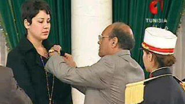 المرزوقى يقلد الطالبة "خولة الرشيدى" وسامًا لدفاعها عن العلم التونسى