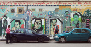 فنانو جرافيتى الثورة يحولون شوارع ميدان التحرير إلى معرض فنى كبير