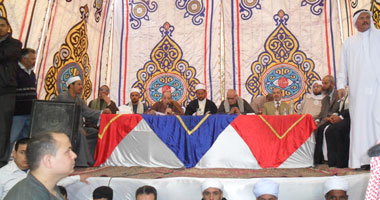 بالصور.. إنهاء خصومة ثأرية بحدائق حلوان بين عائلتين وسط تكبير الآلاف