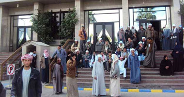 أهالى أبو طفيلة يفضون اعتصامهم أمام المحافظة بعد تدخل المحافظ والتموين