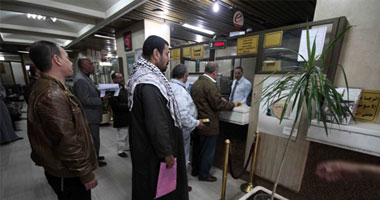 بالصور.. زحام شديد أمام البنوك مع بدء صرف الحوالات الصفراء 