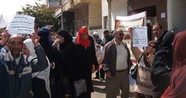 العاملون بالحكم المحلى يغلقون شارع رضا بالإسماعيلية لتنفيذ مطالبهم 