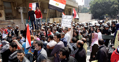 متظاهرو التحرير يشتبكون مع فتيات "عكاشة" 