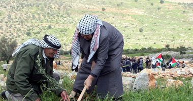 نشطاء فى طريقهم لفلسطين عبر مطار بن جوريون للمشاركة فى يوم الأرض