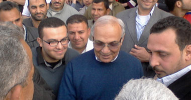 شفيق يغادر مقر لجنته الانتخابية وسط هتافات معادية من أهالى الشهداء