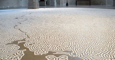 فنان يابانى يرسم جميع لوحاته بالملح حداداً على شقيقته