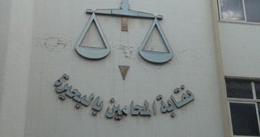 حملة الماجستير يحتشدون أمام نقابة المحامين للمطالبة بالإفراج عن زملائهم