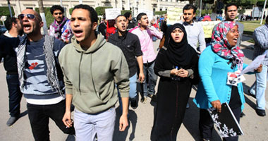 طلاب "القاهرة" يطالبون برحيل "العسكر" فى الذكرى الأولى لاعتصامهم